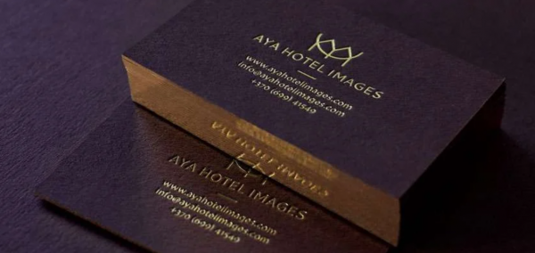 Desain kartu nama dengan kertas tekstur yang memberikan kesan mewah